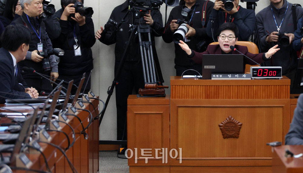 ▲19일 서울 여의도 국회에서 열린 재정경제기획위원회 전체회의에서 임이자 위원장이 발언을 하고 있다. 고이란 기자 photoearn@