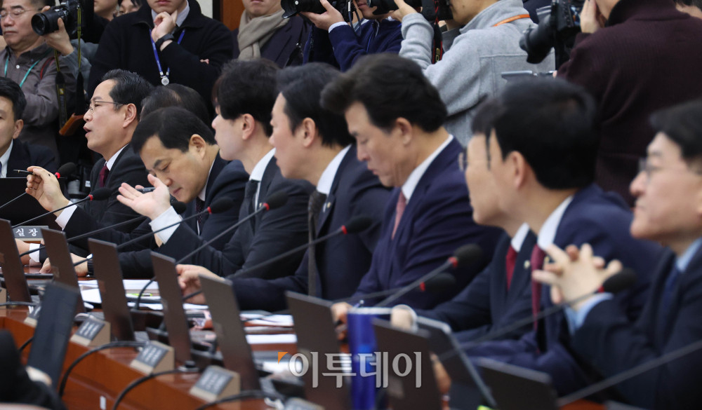 ▲19일 서울 여의도 국회에서 열린 재정경제기획위원회 전체회의에서 야당 간사인 박수영 국민의힘 의원이 발언을 하고 있다. 고이란 기자 photoearn@