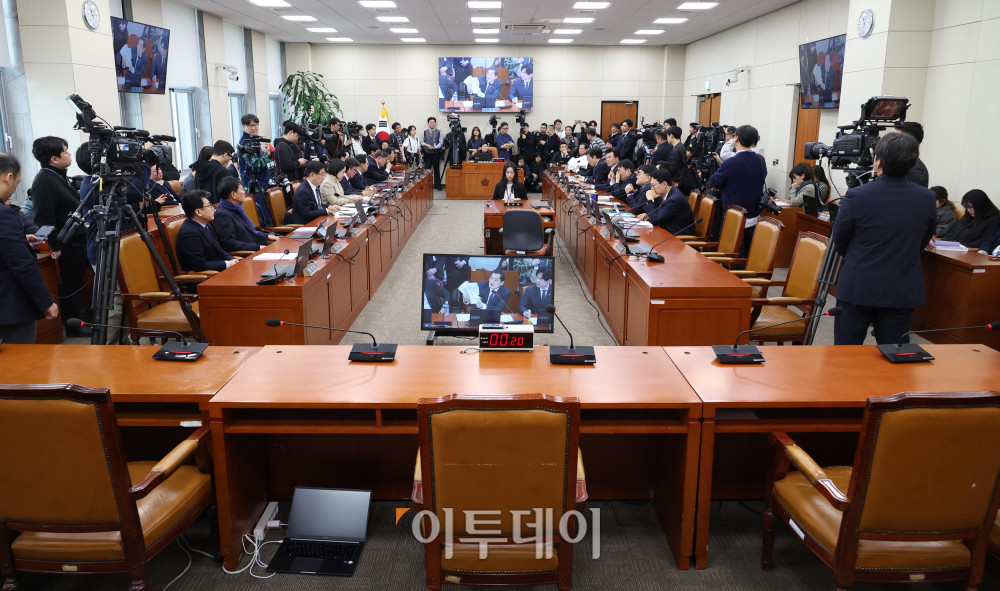 ▲19일 서울 여의도 국회에서 열린 재정경제기획위원회 전체회의에서 청문회를 앞둔 이혜훈 기획예산처 장관 후보자가 입장하지 못한채 여야 의원들의 의사진행 발언이 이어지고 있다.  고이란 기자 photoeran@