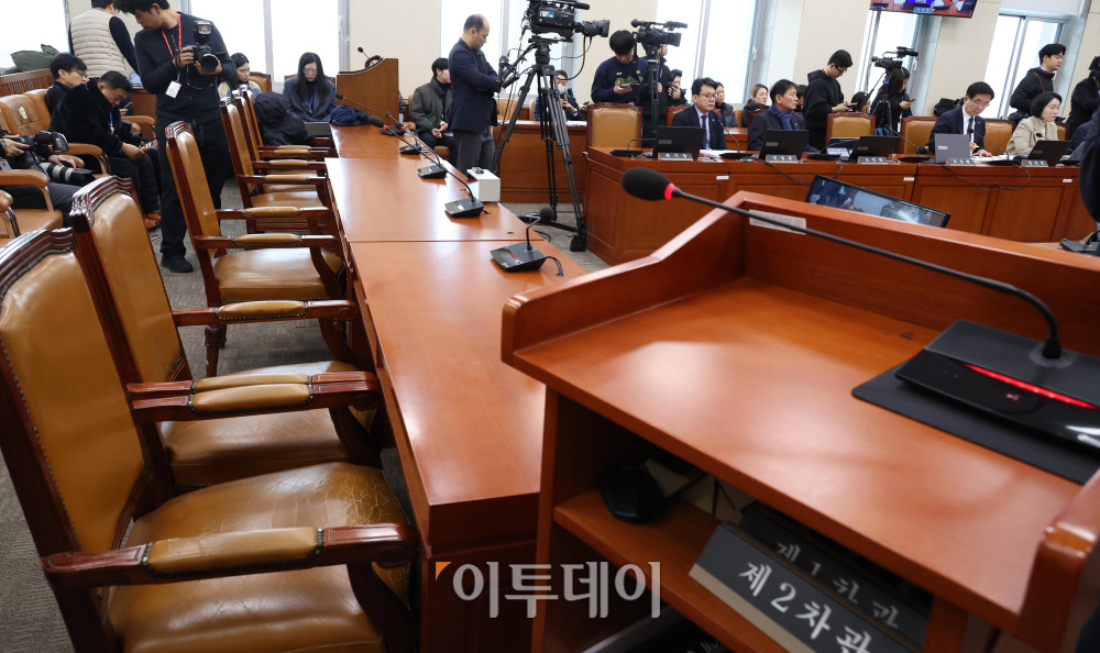 ▲19일 서울 여의도 국회에서 열린 재정경제기획위원회 전체회의에서 청문회를 앞둔 이혜훈 기획예산처 장관 후보자가 입장하지 못한채 여야 의원들의 의사진행 발언이 이어지고 있다.  고이란 기자 photoeran@