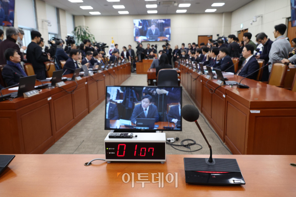 ▲19일 서울 여의도 국회에서 열린 재정경제기획위원회 전체회의에서 청문회를 앞둔 이혜훈 기획예산처 장관 후보자가 입장하지 못한채 여야 의원들의 의사진행 발언이 이어지고 있다.  고이란 기자 photoeran@