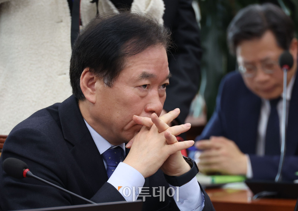 ▲19일 서울 여의도 국회에서 열린 재정경제기획위원회 전체회의에서 여당 간사인 정태호 더불어민주당 의원이 야당 의원의 의사진행 발언을 듣고 있다. 고이란 기자 photoearn@