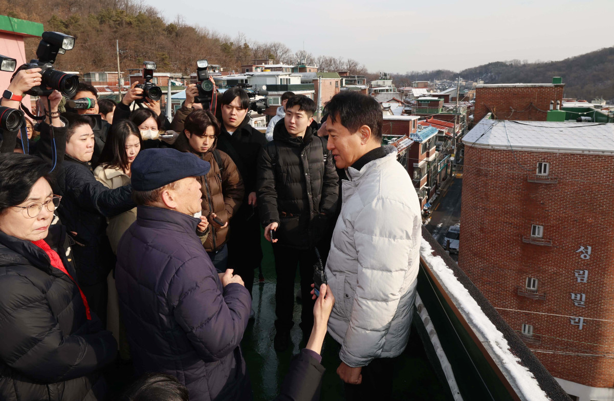 ▲오세훈 서울시장이 19일 서울 관악구 신림7재개발 구역을 찾아 노후 주거환경을 점검하고 있다. 신태현 기자 holjjak@