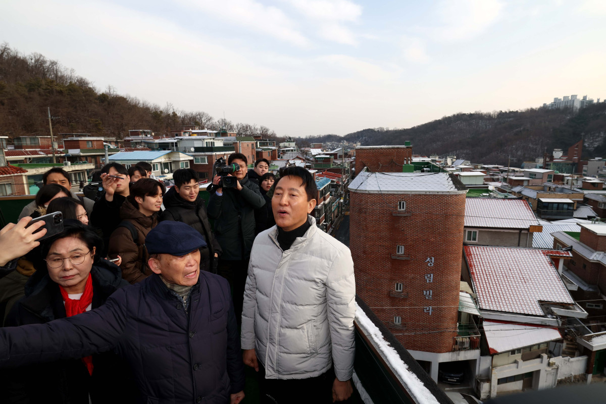 ▲오세훈 서울시장이 19일 서울 관악구 신림7재개발 구역을 찾아 노후 주거환경을 점검하고 있다. 신태현 기자 holjjak@