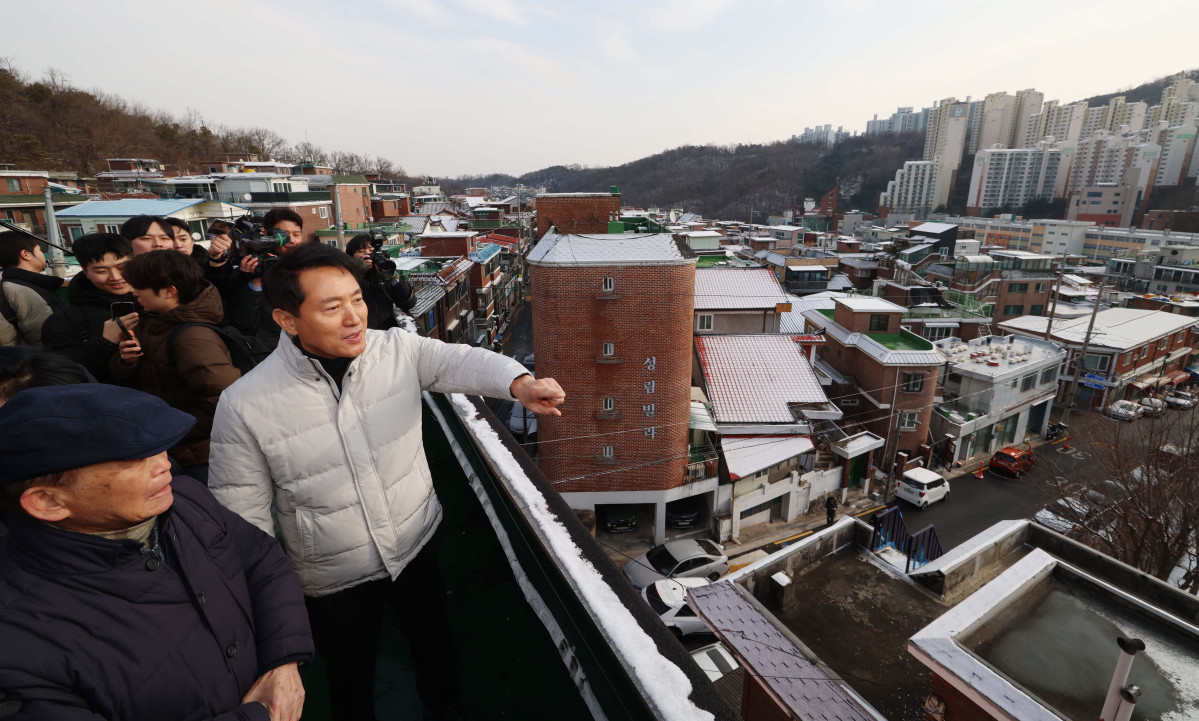 ▲오세훈 서울시장이 19일 서울 관악구 신림7재개발 구역을 찾아 노후 주거환경을 점검하고 있다. 신태현 기자 holjjak@
