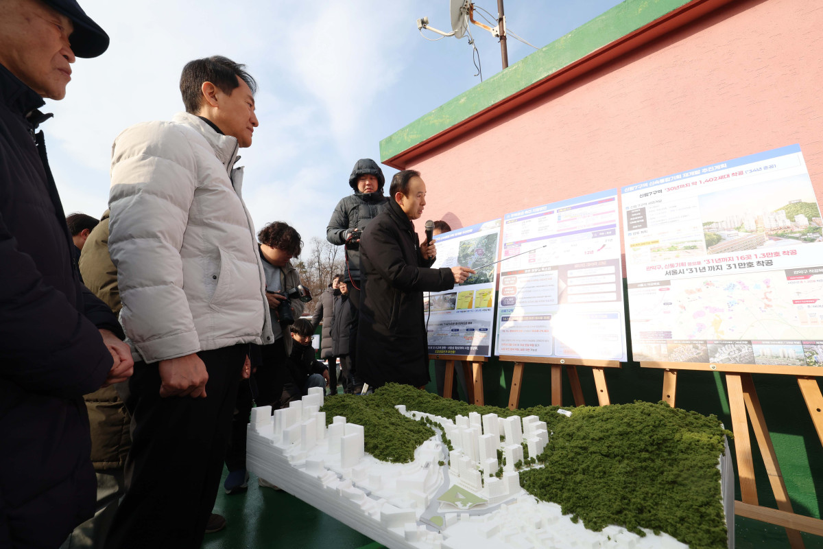 ▲오세훈 서울시장이 19일 서울 관악구 신림7재개발 구역을 찾아 노후 주거환경을 점검하고 있다. 신태현 기자 holjjak@