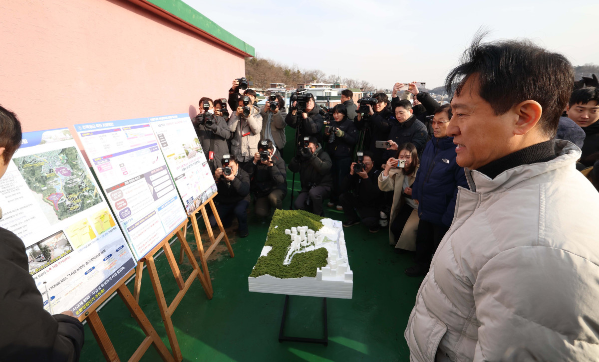 ▲오세훈 서울시장이 19일 서울 관악구 신림7재개발 구역을 찾아 노후 주거환경을 점검하고 있다. 신태현 기자 holjjak@