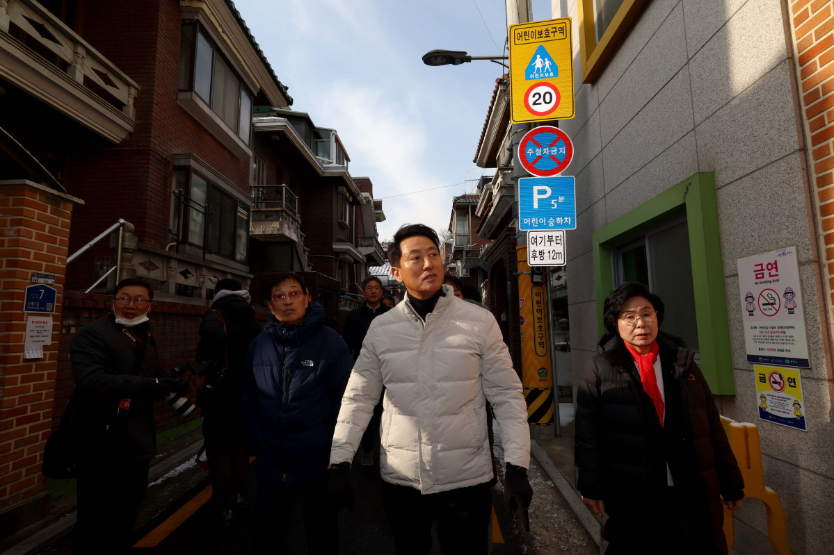 ▲오세훈 서울시장이 19일 서울 관악구 신림7재개발 구역을 찾아 노후 주거환경을 점검하고 있다. 신태현 기자 holjjak@