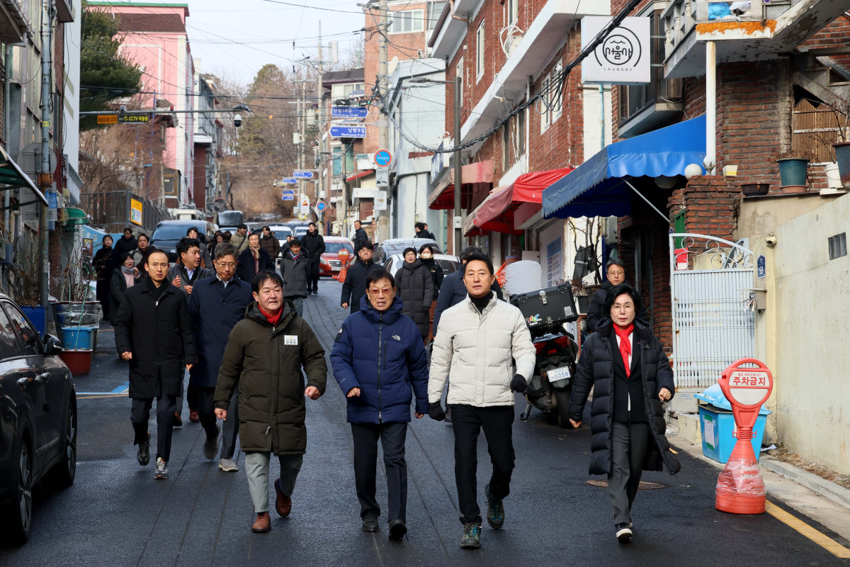 ▲오세훈 서울시장이 19일 서울 관악구 신림7재개발 구역을 찾아 노후 주거환경을 점검하고 있다. 신태현 기자 holjjak@