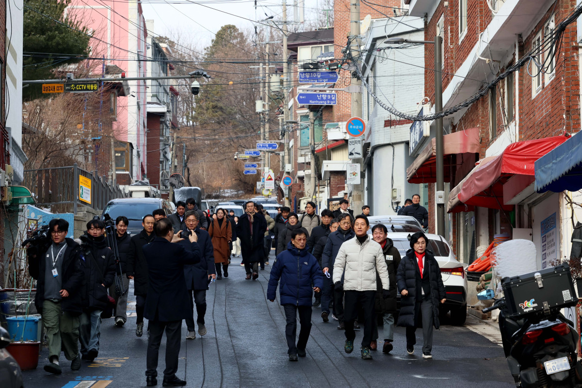 ▲오세훈 서울시장이 19일 서울 관악구 신림7재개발 구역을 찾아 노후 주거환경을 점검하고 있다. 신태현 기자 holjjak@