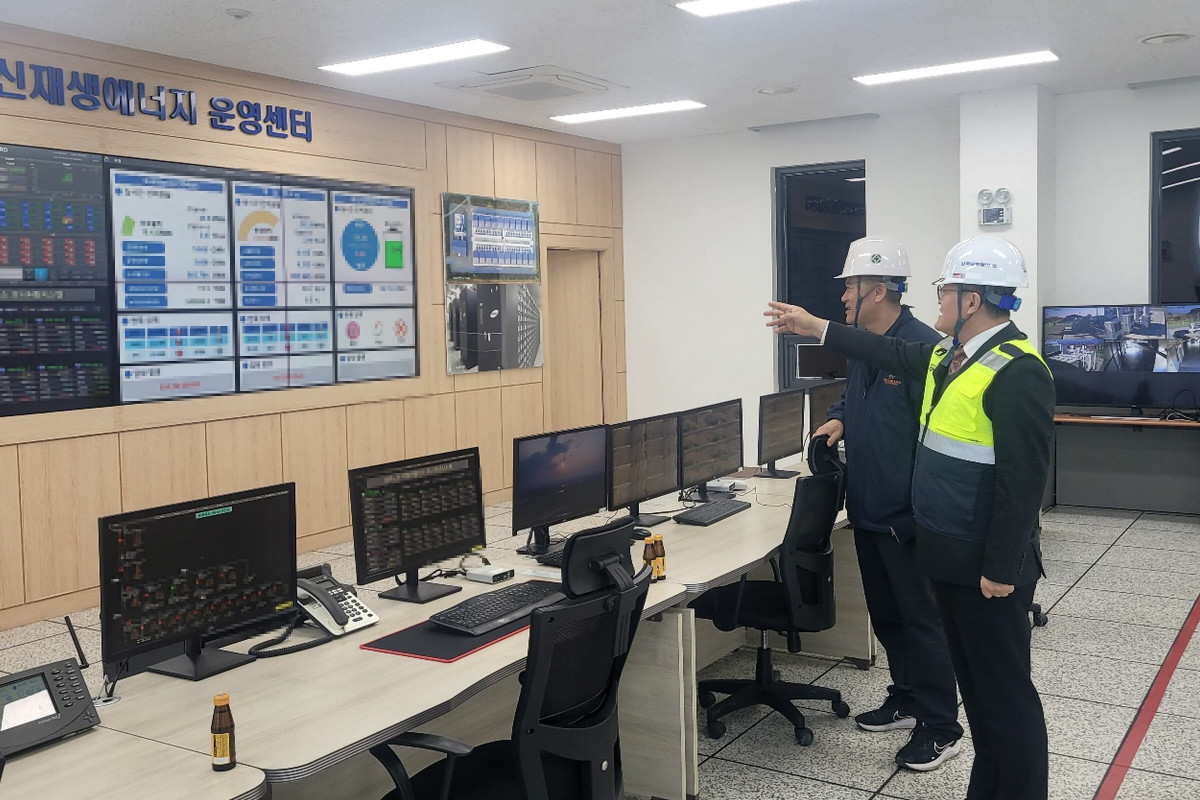 ▲한국남부발전 윤상옥 재생에너지전무(오른쪽)가 16일 솔라시도 태양광 발전소를 찾아 신재생에너지 운영센터를 점검하고 있다. (사진제공=한국남부발전)