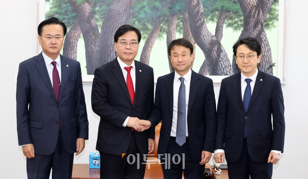 ▲한병도 더불어민주당 원내대표와 송언석 국민의힘 원내대표가 19일 서울 여의도 국회에서 회동을 하고 있다. 오른쪽부터 천준호 더불어민주당 원내운영수석 부대표, 한 원내대표, 송 원내대표, 유상범 국민의힘 원내운영수석부대표. 고이란 기자 photoeran@