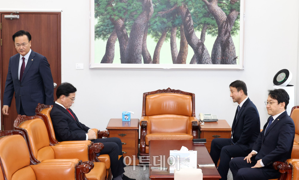 ▲한병도 더불어민주당 원내대표와 송언석 국민의힘 원내대표가 19일 서울 여의도 국회에서 회동을 하고 있다. 오른쪽부터 천준호 더불어민주당 원내운영수석 부대표, 한 원내대표, 송 원내대표, 유상범 국민의힘 원내운영수석부대표. 고이란 기자 photoeran@