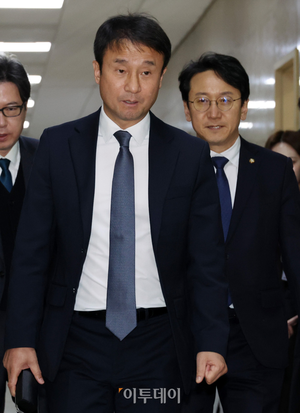 ▲한병도(왼쪽) 더불어민주당 원내대표와 천준호 원내운영수석 부대표가 19일 서울 여의도 국회에서 여야 원내대표 회동을 위해 이동하고 있다. 고이란 기자 photoeran@