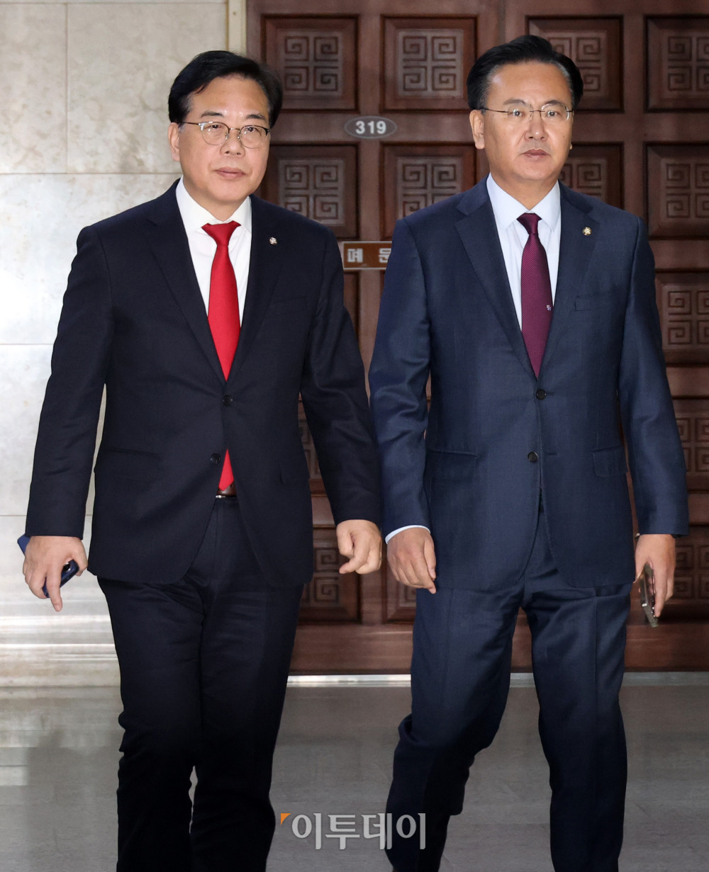 ▲송언석(왼쪽) 국민의힘 원내대표와 유상범 원내운영수석부대표가 19일 서울 여의도 국회에서 여야 원내대표 회동을 위해 이동하고 있다. 고이란 기자 photoeran@