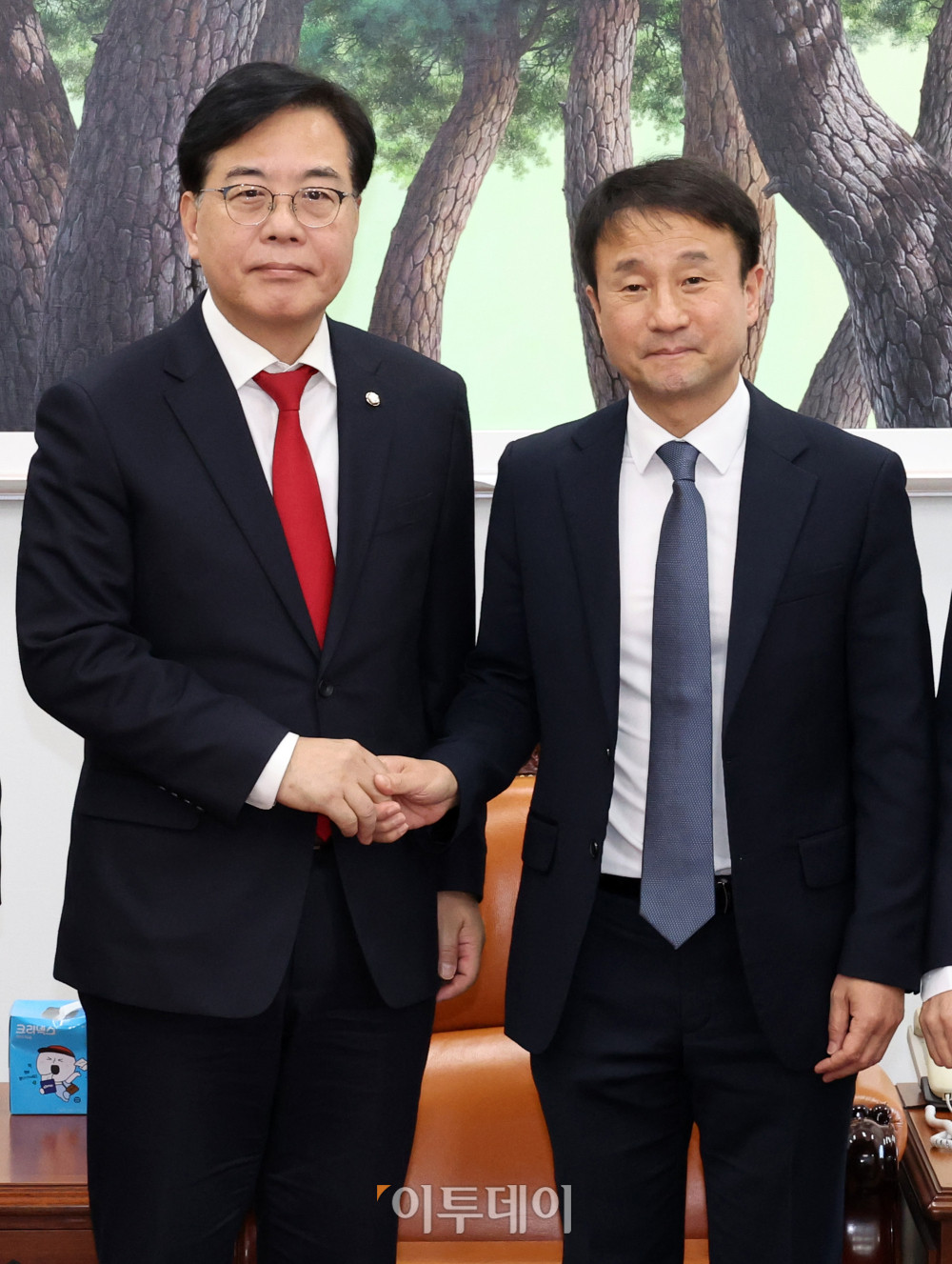 ▲한병도(오른쪽) 더불어민주당 원내대표와 송언석 국민의힘 원내대표가 19일 서울 여의도 국회에서 회동을 하고 있다. 고이란 기자 photoeran@