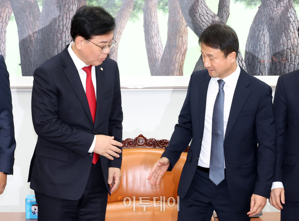 ▲한병도(오른쪽) 더불어민주당 원내대표와 송언석 국민의힘 원내대표가 19일 서울 여의도 국회에서 회동을 하고 있다. 고이란 기자 photoeran@