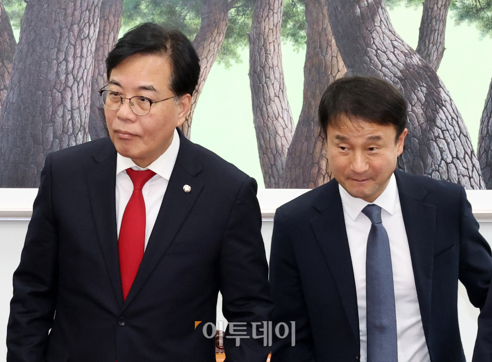 ▲한병도(오른쪽) 더불어민주당 원내대표와 송언석 국민의힘 원내대표가 19일 서울 여의도 국회에서 회동을 하고 있다. 고이란 기자 photoeran@