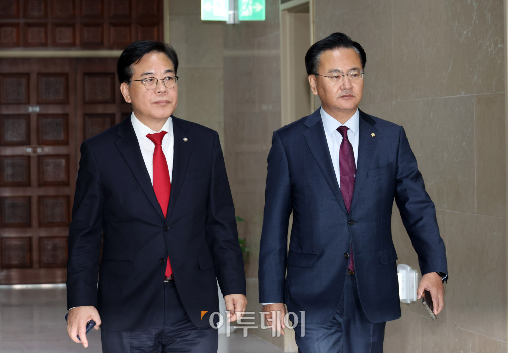 ▲송언석(왼쪽) 국민의힘 원내대표와 유상범 원내운영수석부대표가 19일 서울 여의도 국회에서 여야 원내대표 회동을 위해 이동하고 있다. 고이란 기자 photoeran@