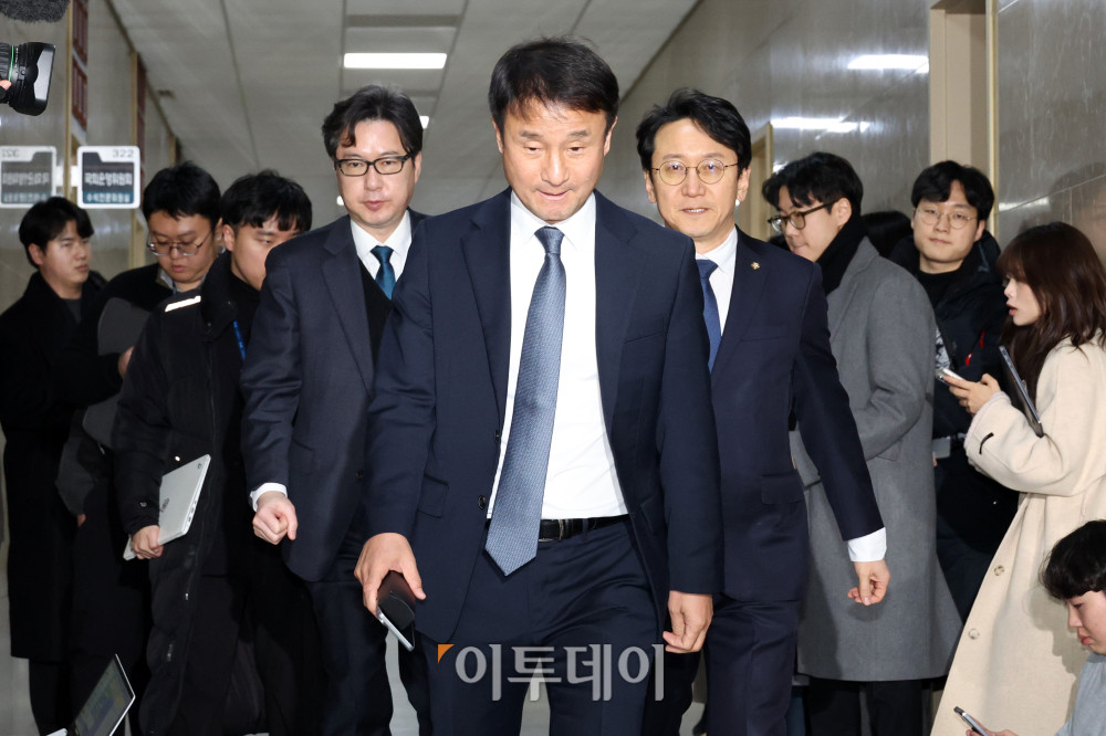 ▲한병도(가운데) 더불어민주당 원내대표와 천준호(오른쪽) 원내운영수석 부대표가 19일 서울 여의도 국회에서 여야 원내대표 회동을 위해 이동하고 있다. 고이란 기자 photoeran@