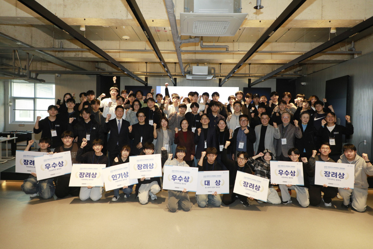 ▲가천대학교 스타트업칼리지(가천코코네스쿨)가 ‘2026 대한민국 과학영재고 창업캠프’ 시상식을 개최한 뒤 기념사진을 촬영하고 있다.

      (사진=가천대)