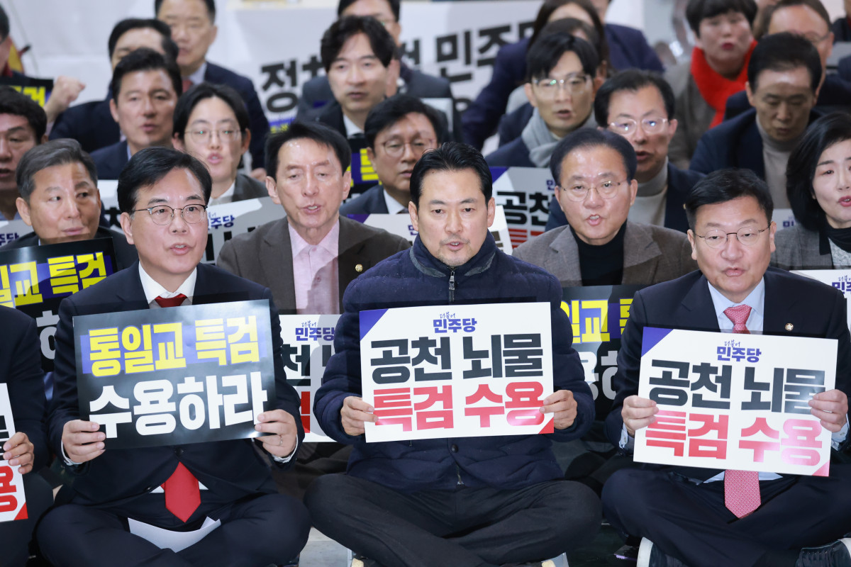 ▲국민의힘 장동혁 대표와 송언석 원내대표와 의원들이 19일 국회 로텐더홀에서 더불어민주당에 통일교·공천헌금 '쌍특검' 수용을 요구하며 구호를 외치고 있다. 2026.1.19 (연합뉴스)