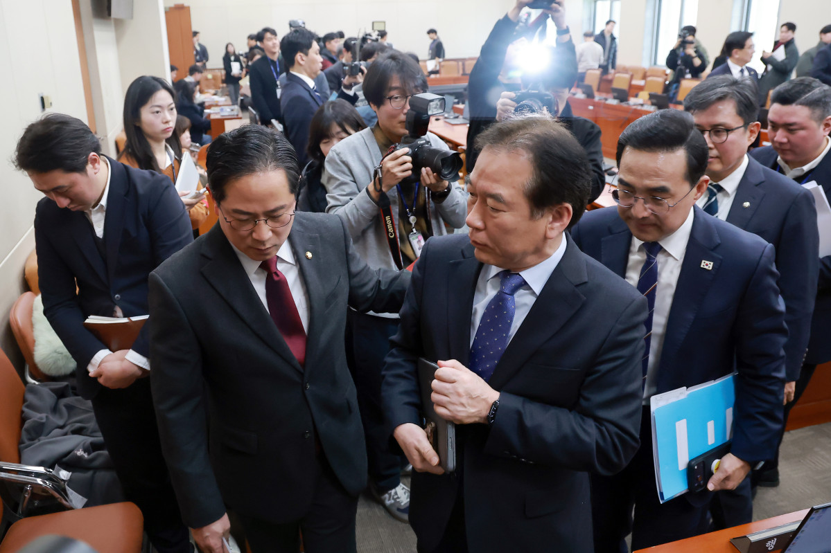 ▲19일 국회에서 열린 재정경제기획위원회 전체회의에서 위원장인 국민의힘 임이자 의원이 정회를 선언하자 여당 간사인 더불어민주당 정태호 의원과 야당 간사인 국민의힘 박수영 의원이 회의장을 떠나고 있다. 사진=연합뉴스