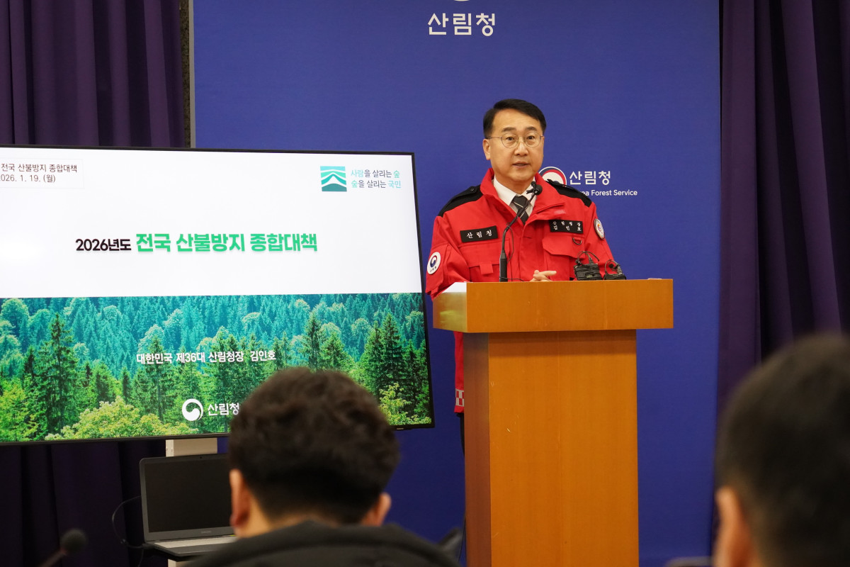 ▲김인호 산림청장이 19일 정부대전청사에서 2026년 전국 산불방지 종합대책을 발표하고 있다. (사진제공=산림청)