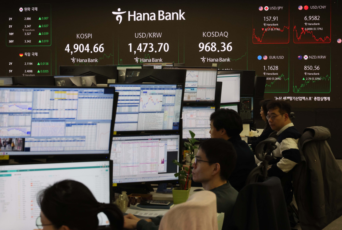 ▲코스피가 사상 첫 4900선을 돌파한 19일 서울 중구 하나은행 본점 딜링룸 전광판에 코스피와 원·달러환율 등 시황이 표시되고 있다. 이날 코스피는 전장보다 63.92포인트(1.32%) 오른 4904.66에 장을 마치며 종가 기준 사상 최고치를 또 경신했다. 코스닥지수는 전 거래일 보다 13.77포인트(1.44%) 상승한 968.36으로 마감했다. 신태현 기자 holjjak@