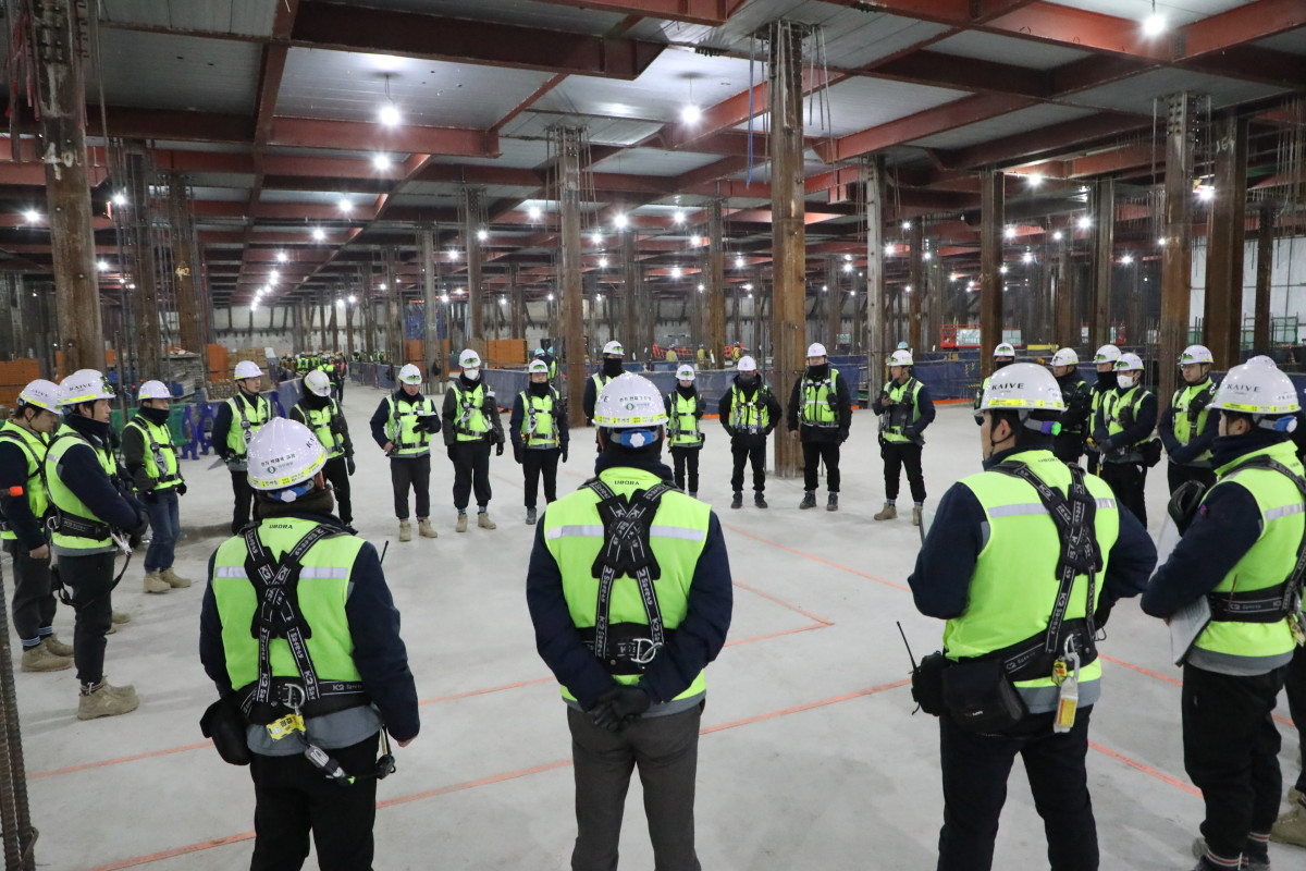 ▲ 반도건설의 고양장항 M-1블럭 주상복합 신축공사 현장에서  Small TMB(안전점검회의)가 진행 중이다. (사진제공=반도건설)