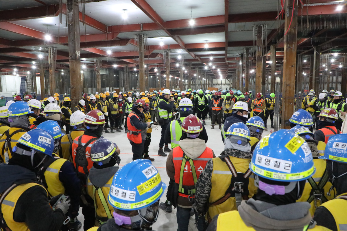 ▲ 반도건설의 고양장항 M-1블럭 주상복합 신축공사 현장에서  Small TMB(안전점검회의)가 진행 중이다. (사진제공=반도건설)