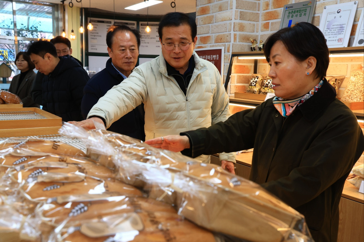 ▲송미령 농림축산식품부 장관(오른쪽)이 19일 충북 청주시 미원면에 있는 미원산골마을빵집을 찾아 우리밀과 쌀을 주재료로 만든 빵을 둘러보고 있다. (사진제공=농림축산식품부)