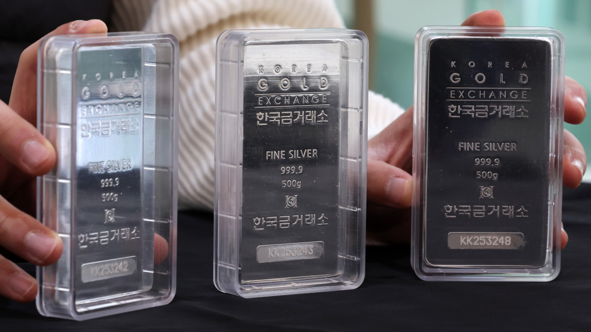 ▲서울 종로구 한국금거래소에서 직원이 실버바를 선보이고 있다. (뉴시스)