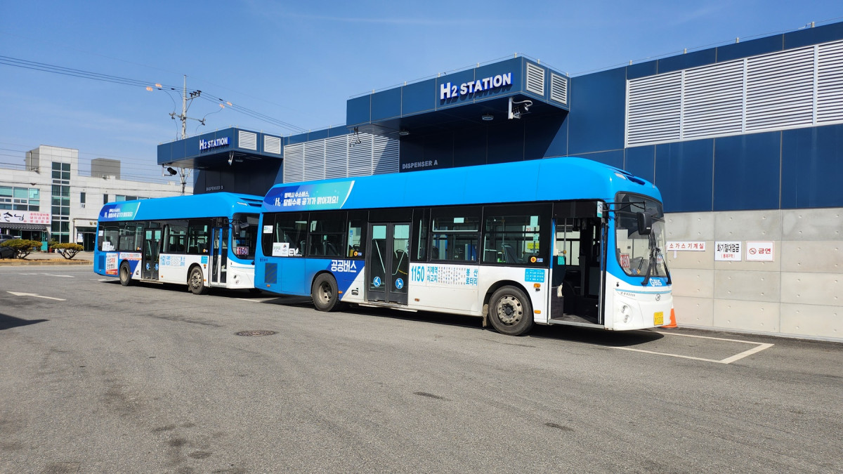 ▲경기도 내 수소충전소(H2 STATION)에서 수소 공공버스들이 충전을 위해 대기하고 있다. 경기도는 올해 수소버스 535대를 포함해 수소차 2076대 보급에 2281억 원을 지원한다. (경기도)