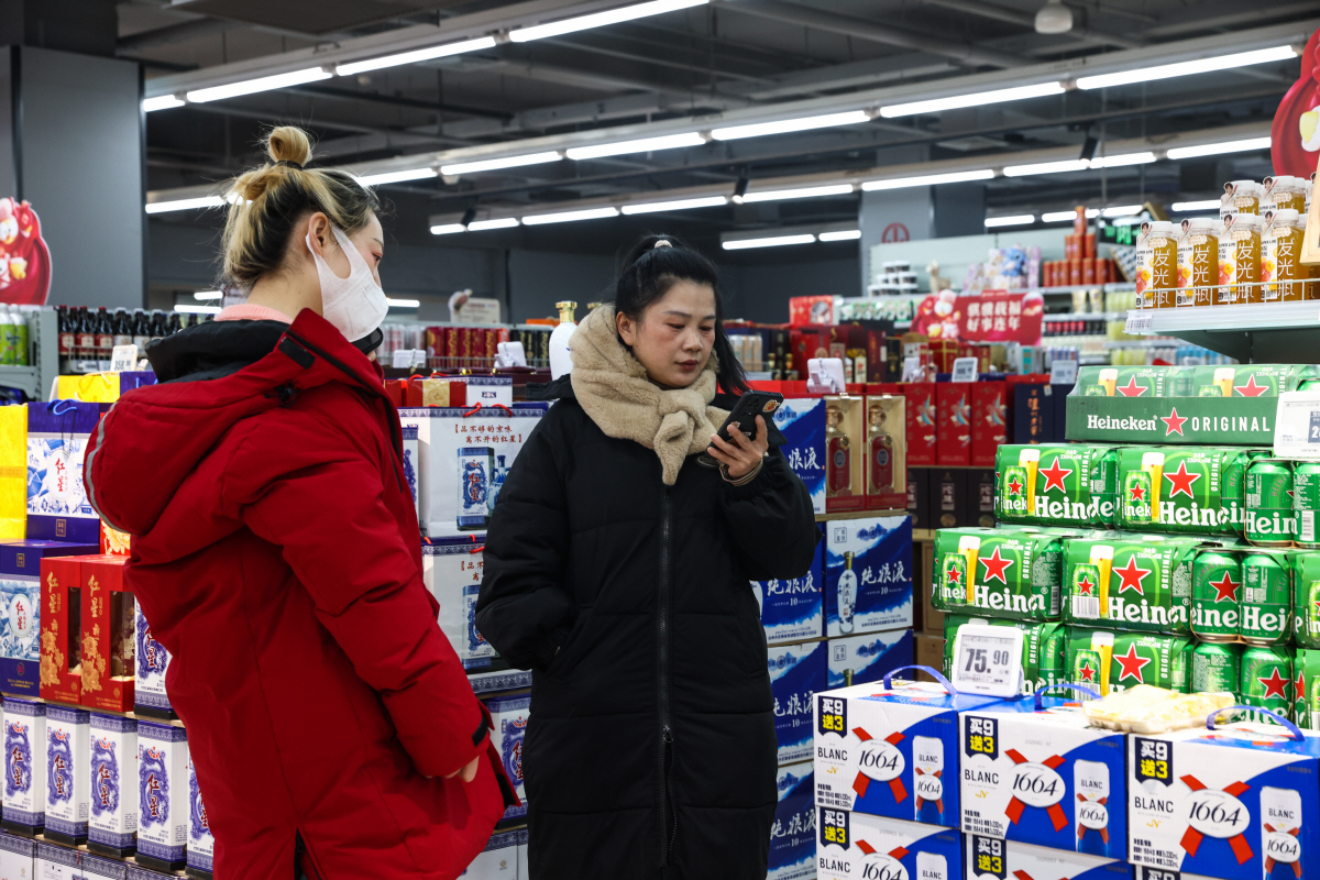 ▲중국 베이징의 한 슈퍼마켓에서 19일 고객들이 제품을 고르고 있다. ( 베이징/EPA연합뉴스)