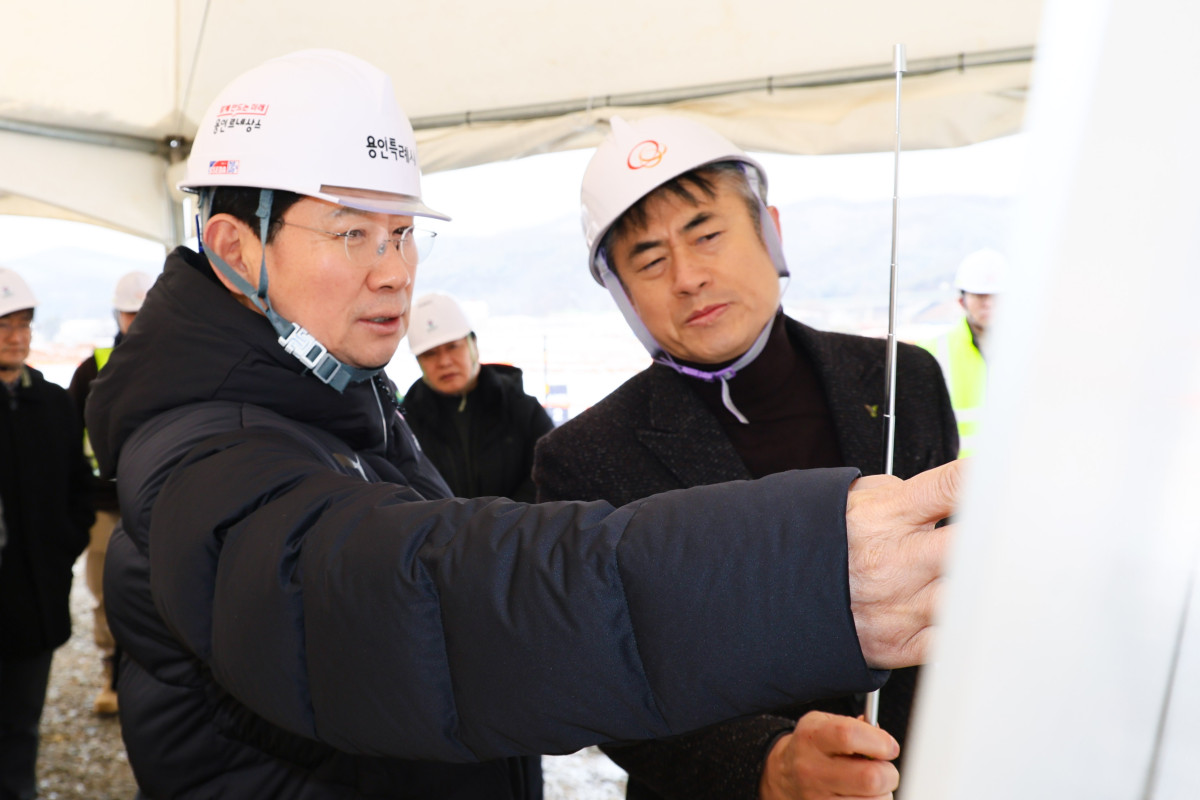 ▲이상일 용인특례시장(왼쪽)이 19일 처인구 이동읍 '제2용인테크노밸리' 조성 현장을 방문해 안전모를 쓰고 사업 진행 상황을 직접 점검하고 있다. (용인특례시)