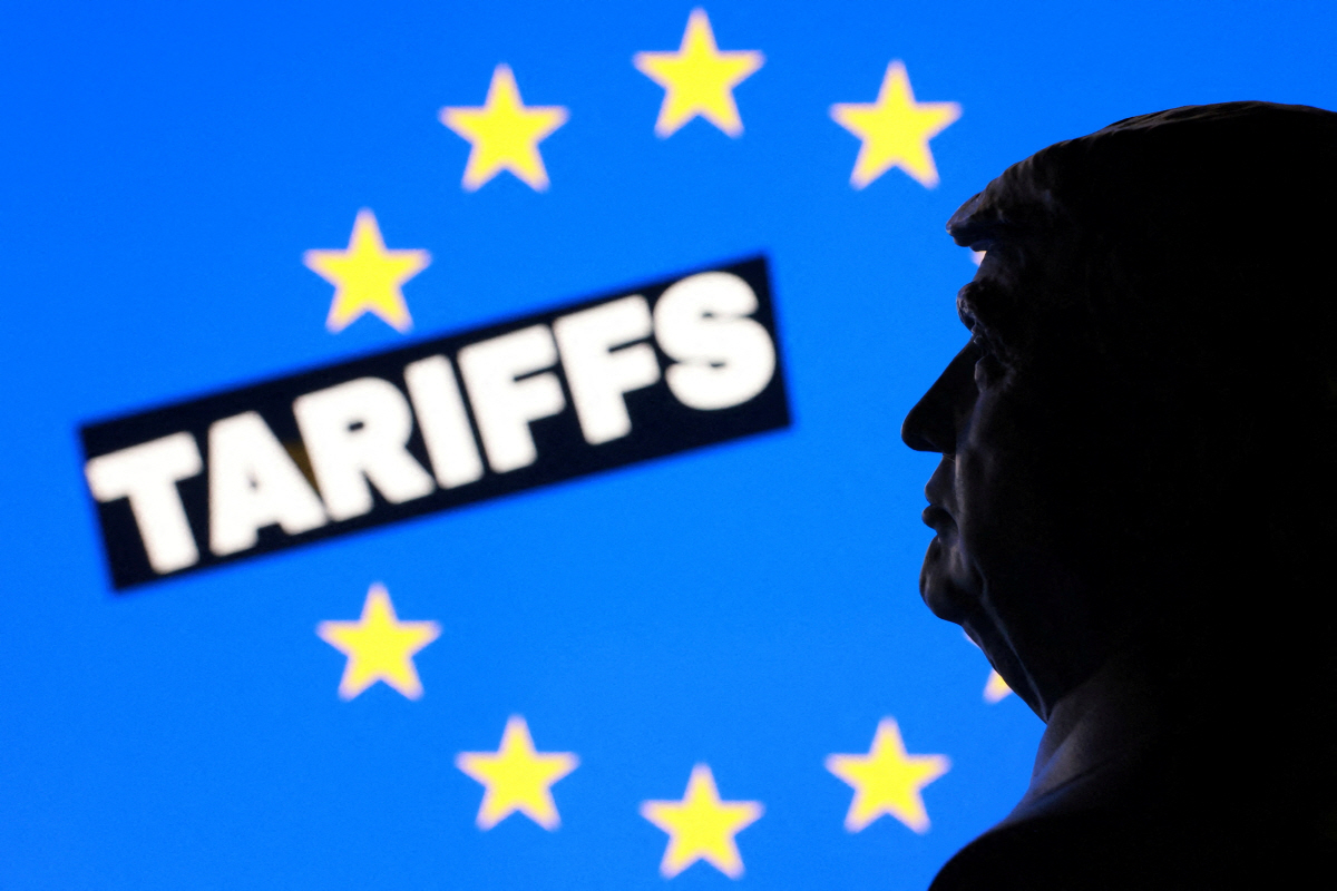 ▲도널드 트럼프 미국 대통령 모형 너머로 관세 문구와 유럽연합(EU) 국기가 보인다. 로이터연합뉴스