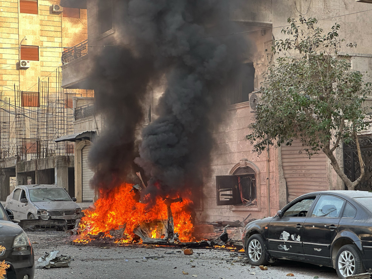 ▲시리아 알레포 북부 분쟁 지역에서 시리아 정부군과 쿠르드계 무장 조직 시리아민주군(SDF)의 무력 충돌이 이어지는 가운데 거리의 자동차가 불에 타고 있다. 시리아 정부군과 SDF는 휴전 합의 하루 만에 다시 유혈 충돌했다.  (AP뉴시스)