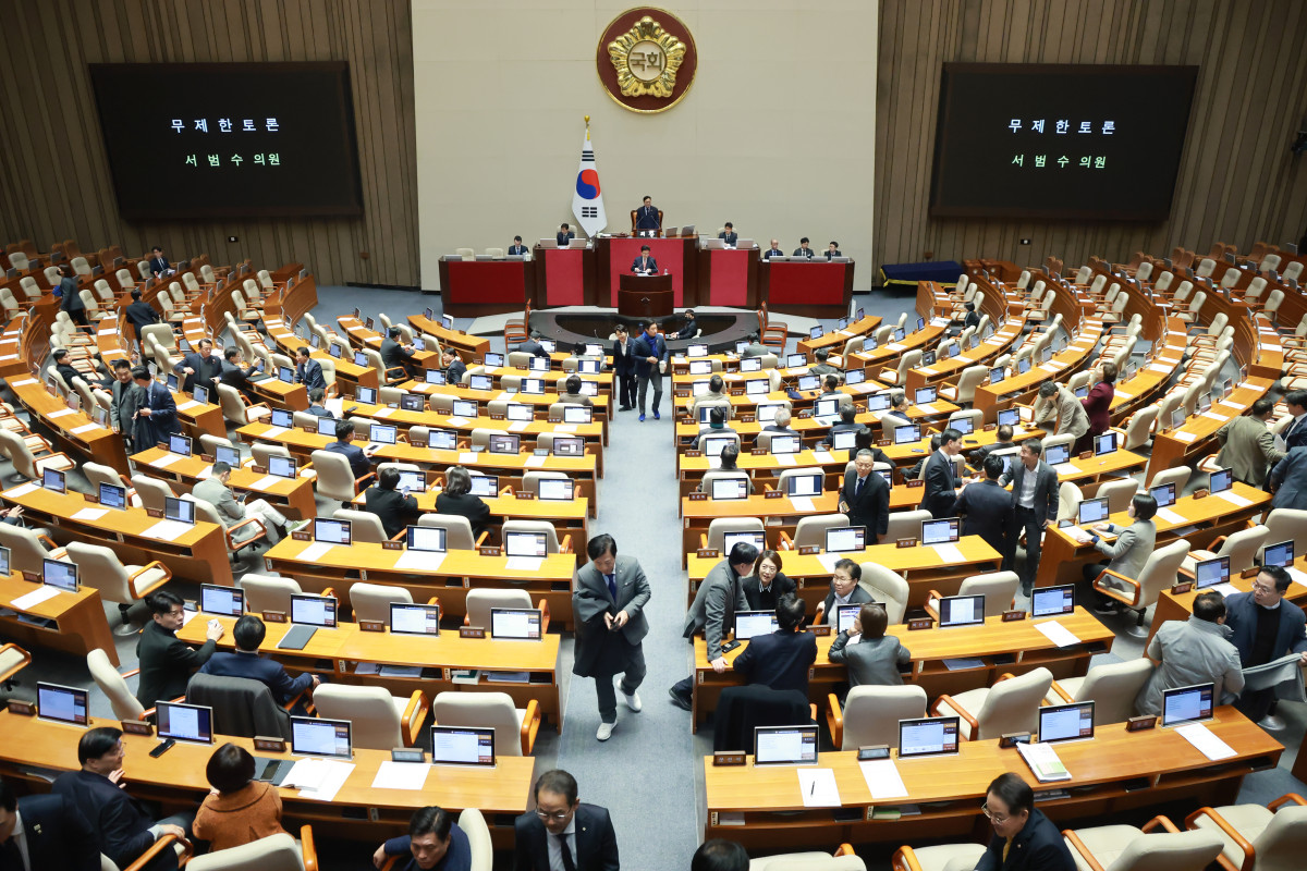 ▲국회에서 열린 12월 임시국회 본회의에서 국민의힘 서범수 의원이 경찰관 직무집행법 일부개정법률안에 대해 무제한 토론을 시작하자 대부부분 의원들이 본회의장을 떠나고 있다. (연합뉴스)