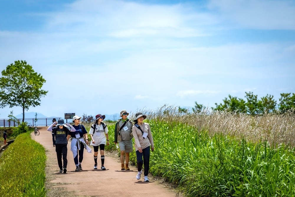 ▲ 순천을  찾은 관광객들이 남파랑길 코스를 걸으며 자연을 만끽하고 있는 모습. (사진제공=순천시)