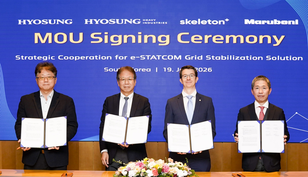 ▲효성중공업이 29일 독일 스켈레톤 및 일본 마루베니와 ‘e-STATCOM’ 개발 협력을 위한 업무협약을 체결하고 기념사진을 촬영했다. (왼쪽부터) 한영성 효성 상무, 요코타 타케시 효성중공업 부사장, 막시밀리안 판 더 폴 스켈레톤 전략 부사장, 다이 사카쿠라 마루베니 최고운영책임자(COO). (사진= 효성중공업)