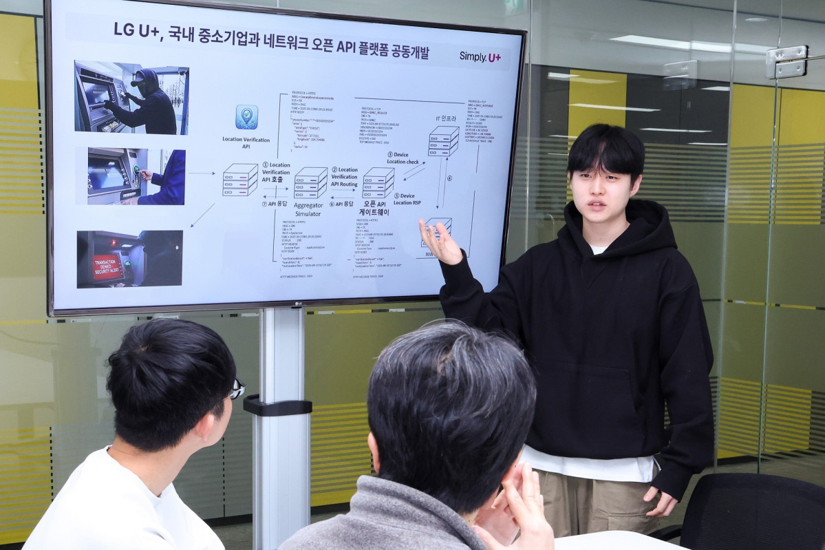 ▲LG유플러스는 통신 산업 생태계 활성화를 위해 통신장비 제조사 아리아텍과 함께 ‘네트워크 오픈 API 플랫폼(Open API Gateway)을 개발했다. 사진은 LG유플러스 임직원들이 네트워크 오픈 API 플랫폼에 대해 논의하고 있는 모습. (사진제공=LG유플러스)