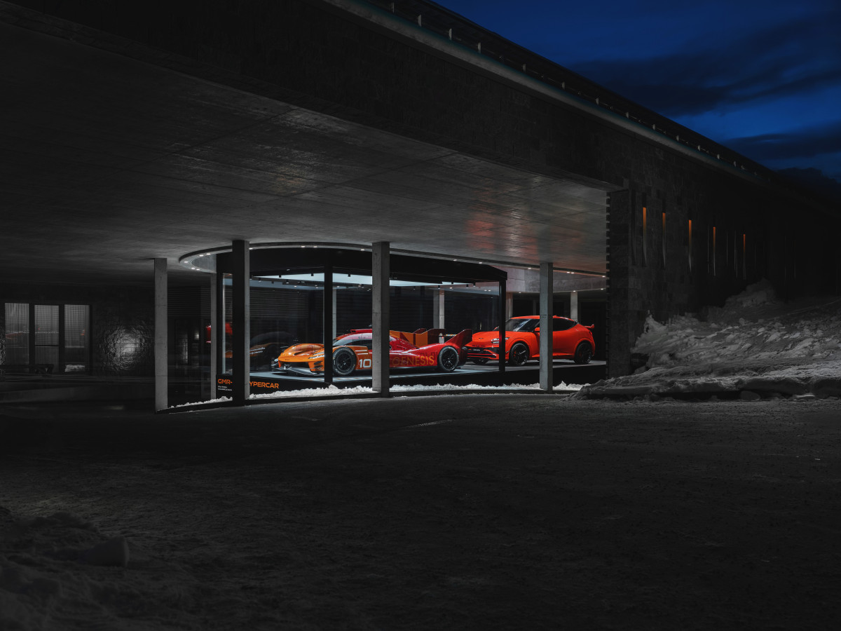 ▲ 스위스 다보스에 위치한 아메론 호텔에 전시된 ‘GMR-001 하이퍼카’와 ‘GV60 마그마’ (왼쪽부터). (사진=제네시스)