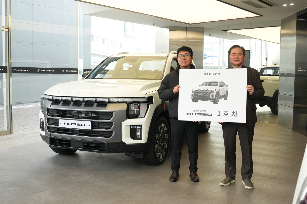 ▲ 19일 KGM 익스피리언스 센터 일산에서 열린 ‘무쏘 1호차 전달식’에서 1호차 주인공 이미남 대표(왼쪽)와 권교원 사업부문장(오른쪽)이 기념 촬영을 하고 있다. (자료제공=KGM)