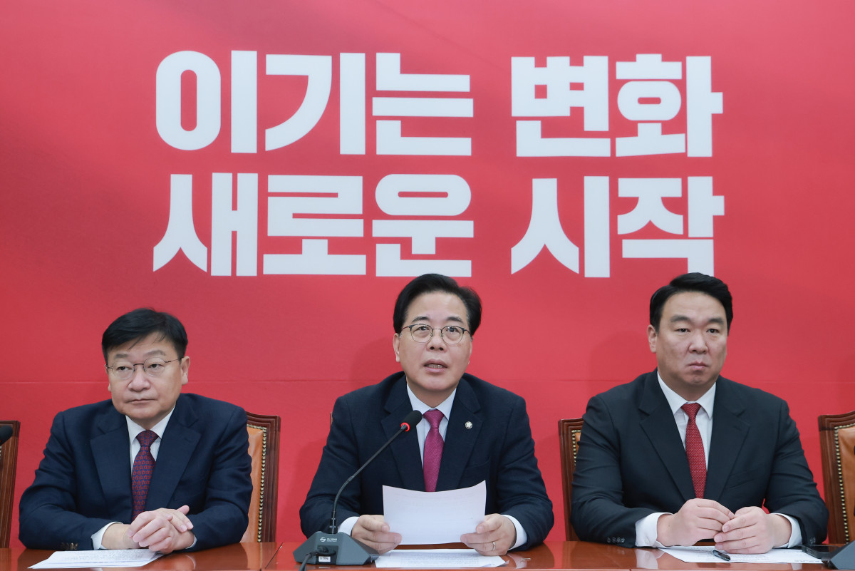 ▲국민의힘 송언석 원내대표(가운데)가 20일 서울 여의도 국회에서 열린 원내대책회의에서 발언하고 있다. 2026.1.20 (연합뉴스)