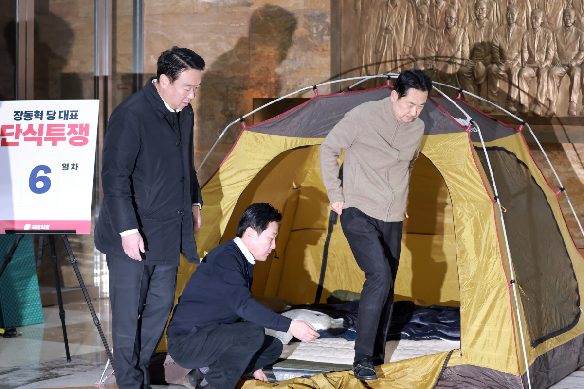 ▲더불어민주당에 통일교·공천헌금 '쌍특검' 수용을 요구하며 엿새째 단식 농성 중인 국민의힘 장동혁 대표가 20일 국회 로텐더홀 단식 농성장에 마련한 텐트에서 일어나고 있다. 왼쪽은 정희용 사무총장. 2026.1.20 (연합뉴스)