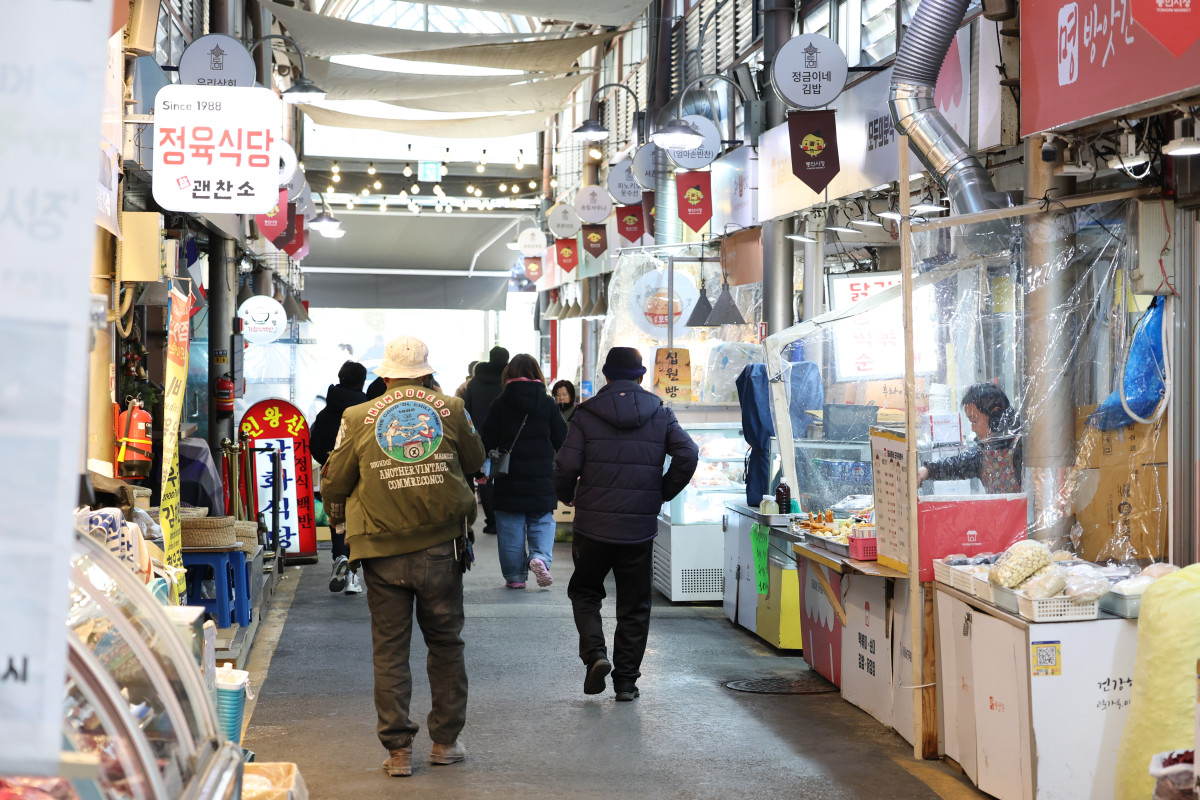 ▲서울 시내 전통시장에서 시민들이 장을 보고 있다. (연합뉴스)
