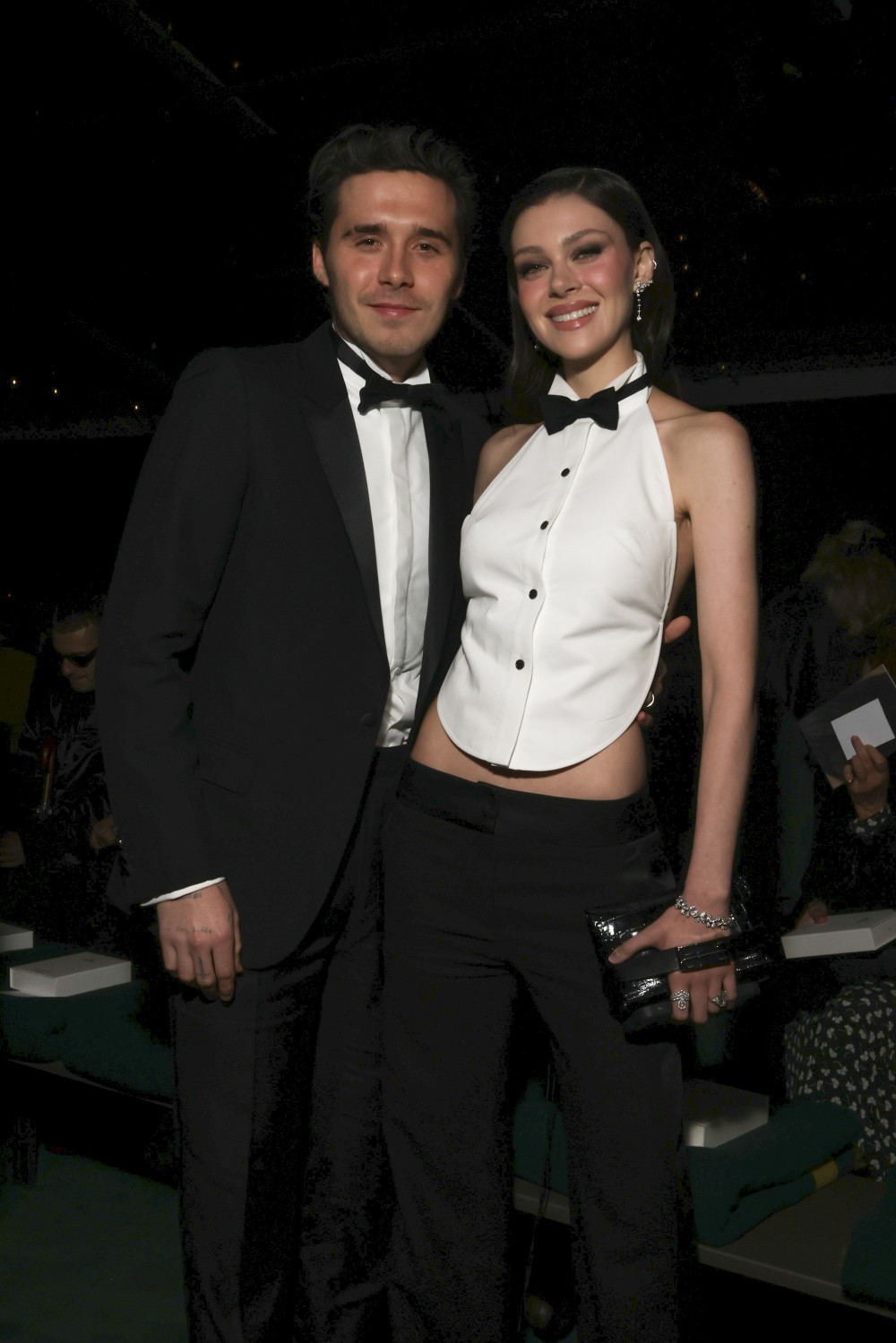 ▲브루클린 베컴(왼쪽)과 니콜라 펠츠가 2024년 9월 27일 프랑스 파리에서 열린 빅토리아 베컴 2025 봄·여름 컬렉션에 참석하고 있다. (AP/연합뉴스)