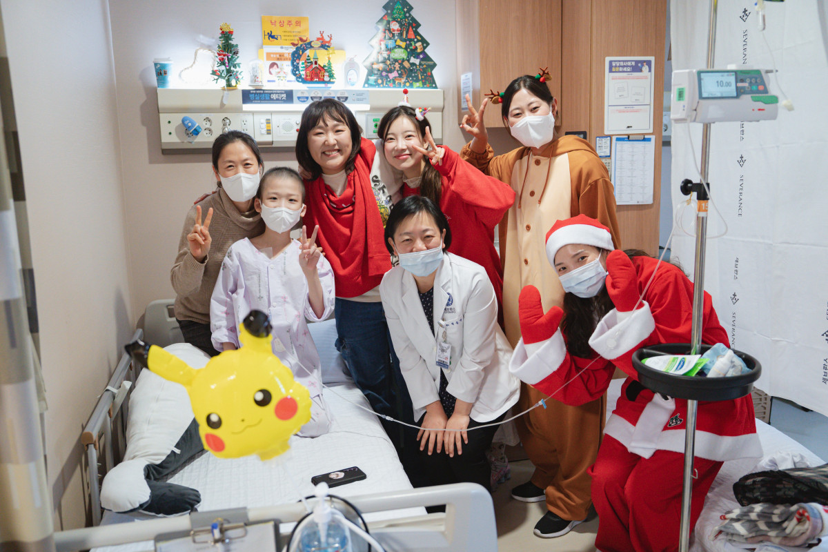 ▲이수지씨와 김아영씨가 소아 환자, 권승연 소아혈액종양과 교수와 함께 사진을 촬영하고 있다. (세브란스병원)