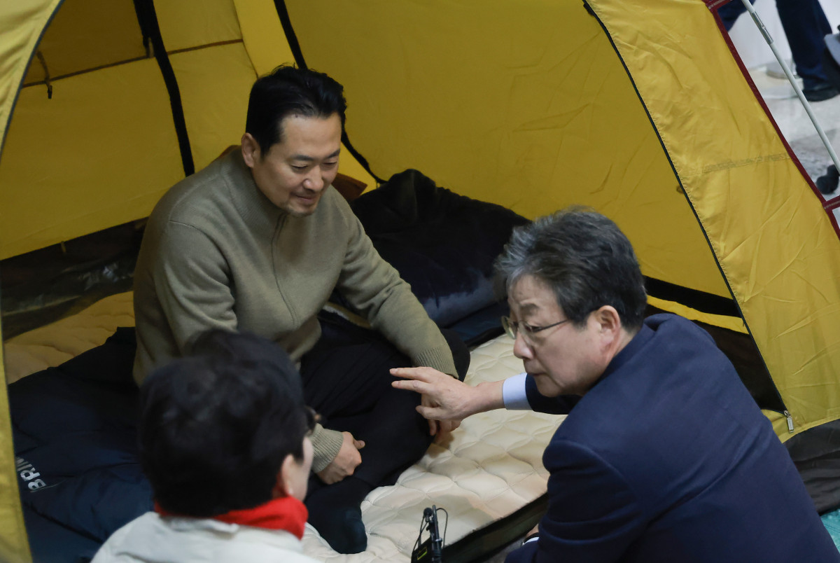 ▲더불어민주당에 통일교·공천헌금 '쌍특검' 수용을 요구하며 엿새째 단식 농성 중인 국민의힘 장동혁 대표가 20일 국회 로텐더홀 단식 농성장을 찾은 유승민 전 의원과 대화하고 있다. 2026.1.20 (연합뉴스)